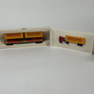 Tyco Union Pacific HO Scale Train & Trailer Set Vintage Model Railroad Freight C